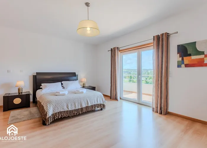 Sunlight Villa • Centro Lourinha • Vista Parque 別荘 *