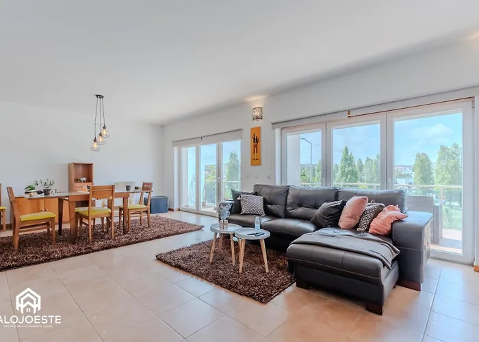 Sunlight Villa • Centro Lourinha • Vista Parque 別荘 *